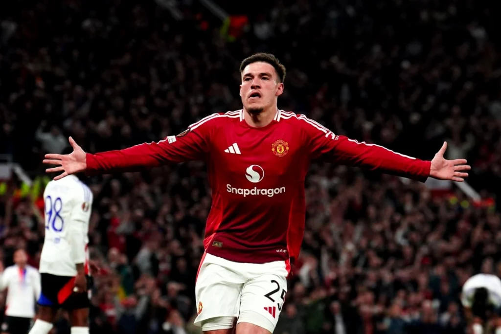 Galatasaray Pursues Ugarte; Talks with Manchester United Ongoing