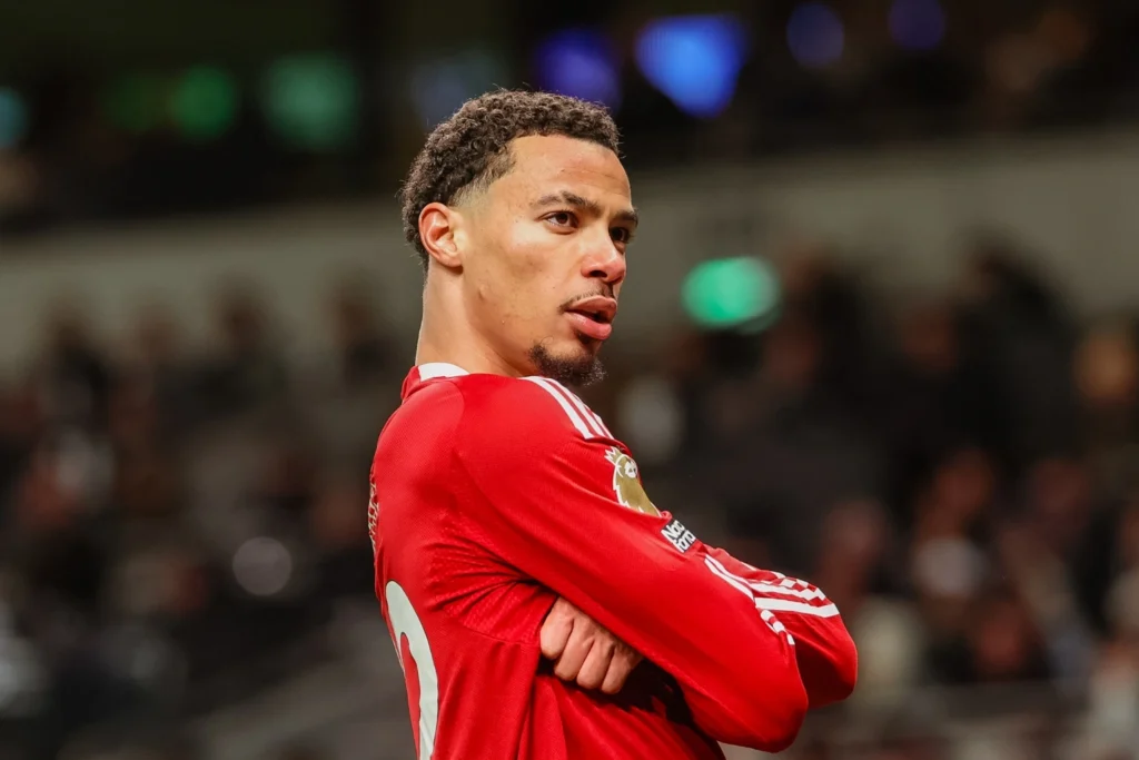 Liverpool Defeats Spurs in London, Securing Two Red Cards