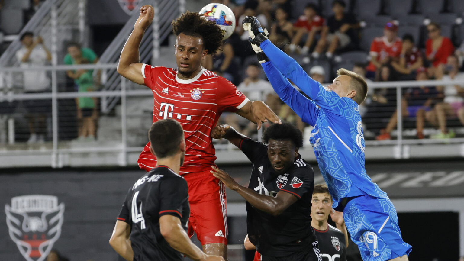 Joshua Zirkzee’s Future Confirmed for 2025/26 Season