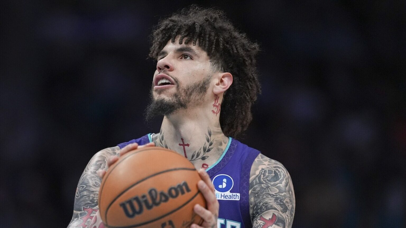 Hornets Hold Off Late Rally to Defeat Hawks