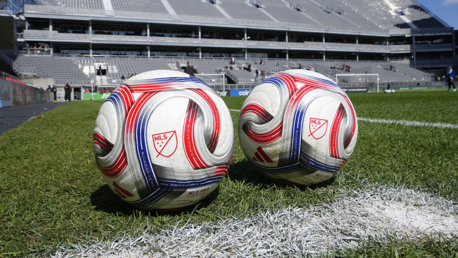 Blackburn Rovers Honor Former Manchester United Duo with Caps