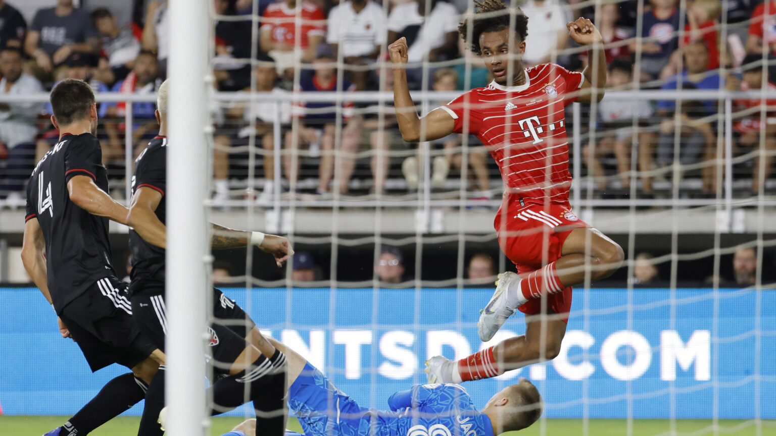 Joshua Zirkzee Negotiating with Napoli