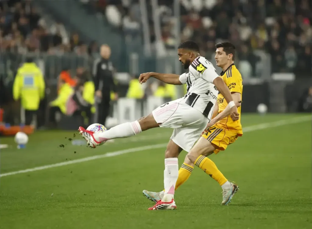 Liverpool Overtakes Tottenham in Pursuit of Gleison Bremer