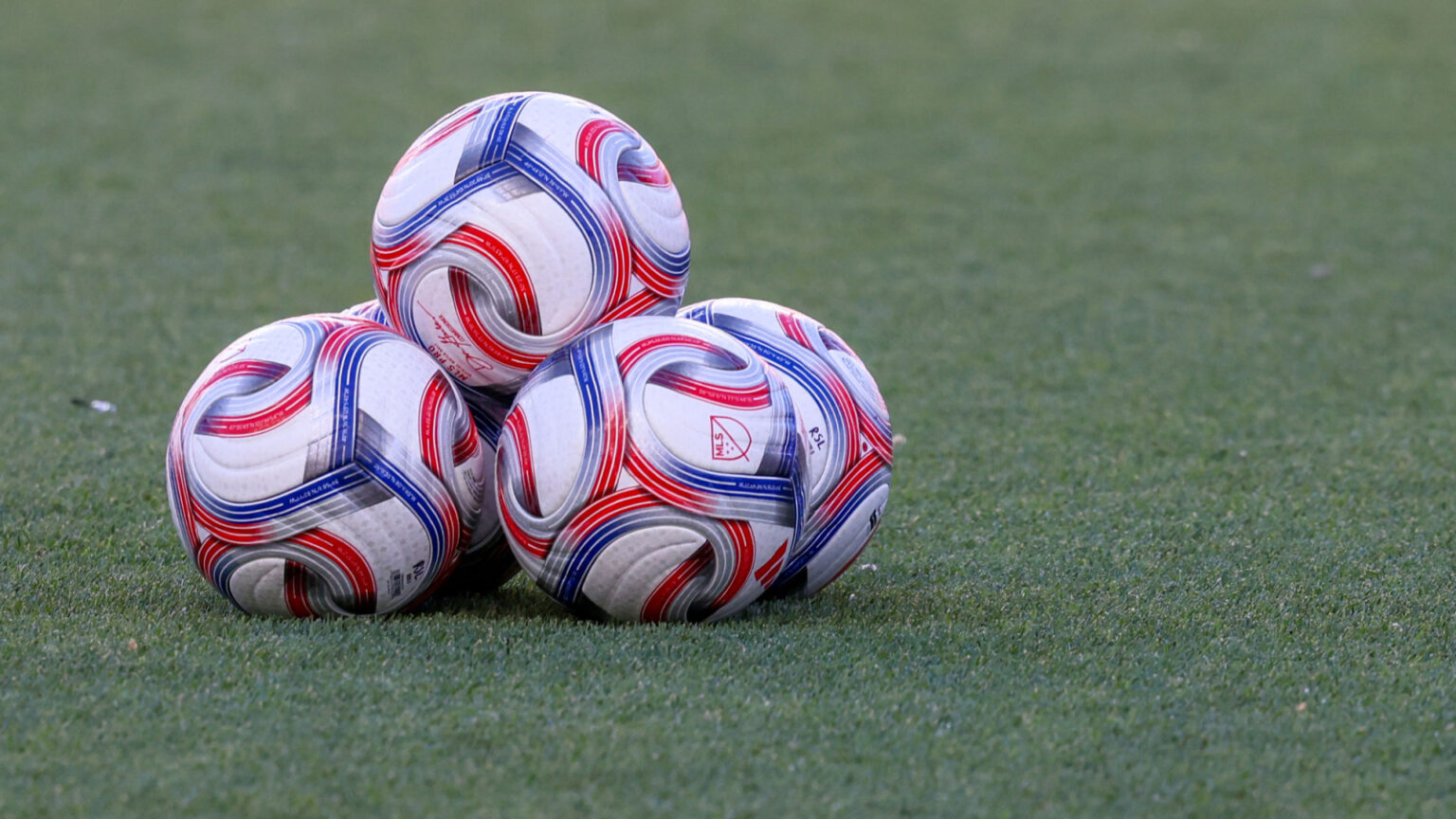 Manchester United Midfielder Ruled Out for the Remainder of the 2025/26 Season Due to Injury