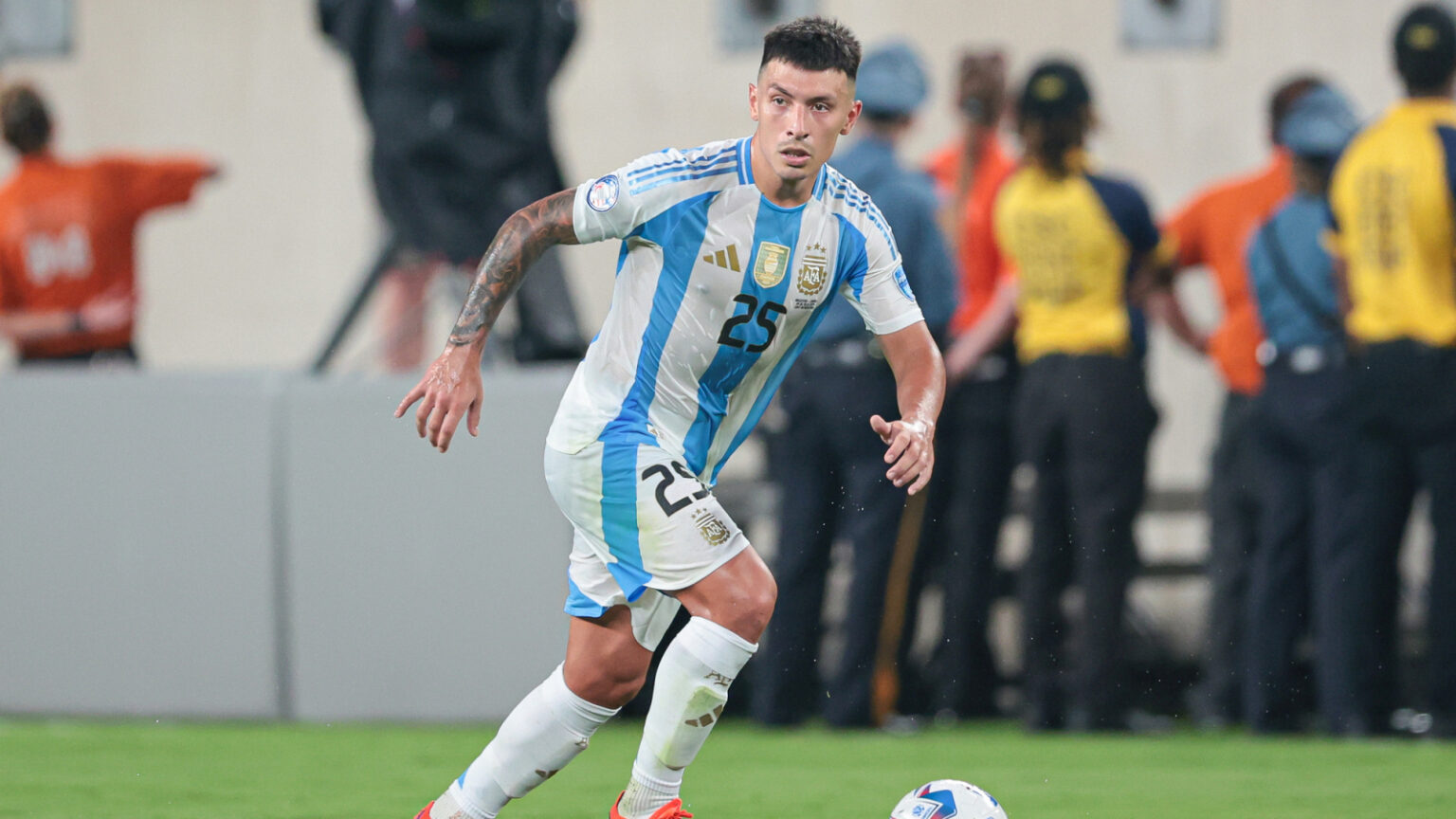 Premier League Releases Statement on Lisandro Martinez’s Red Card for ‘Violent Conduct’ Against Leeds United