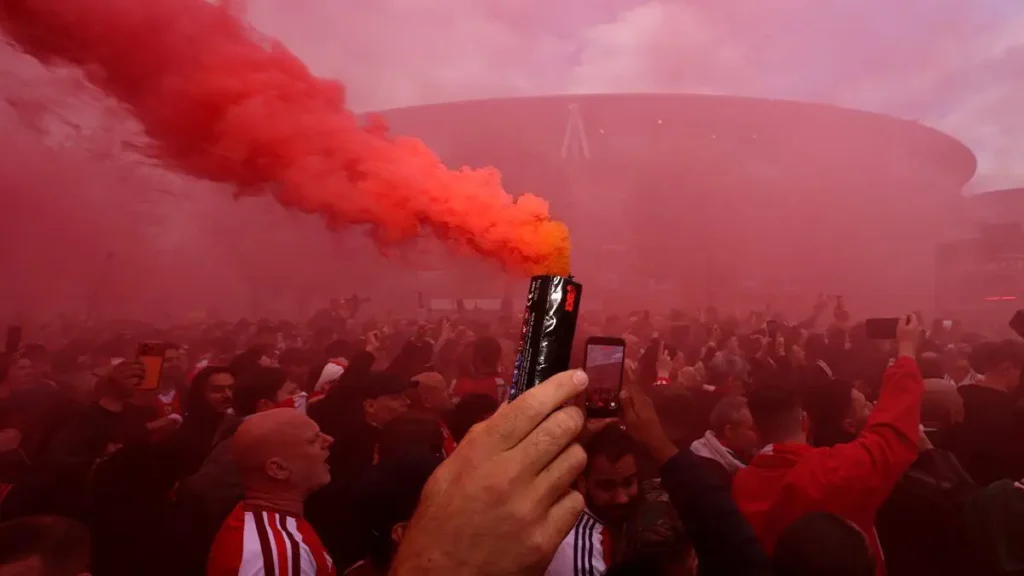 Arsenal Claims First English Championship in 22 Years!