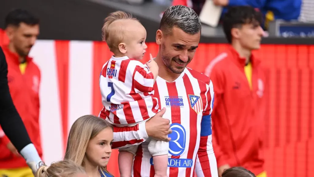 Atlético Captains Honor Griezmann with Farewell Gift
