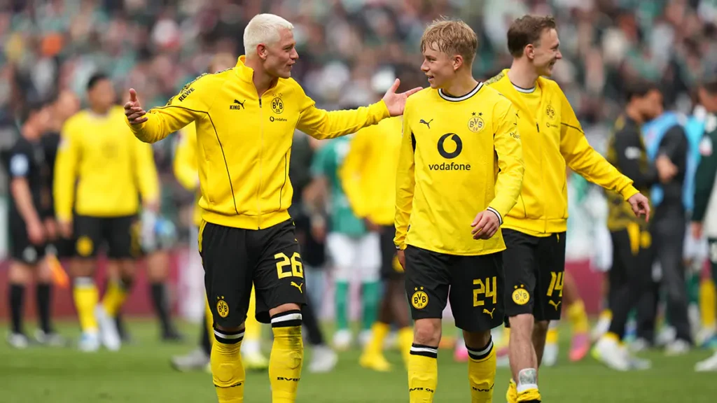 Carrick aims to boost defense as Manchester United eyes Borussia Dortmund player.