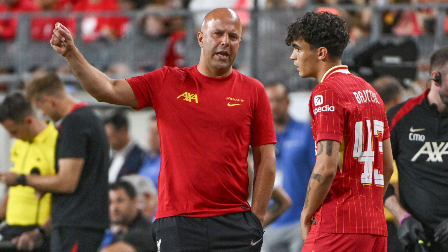 Former Manchester United Midfielder in Talks to Bring Arne Slot to Club