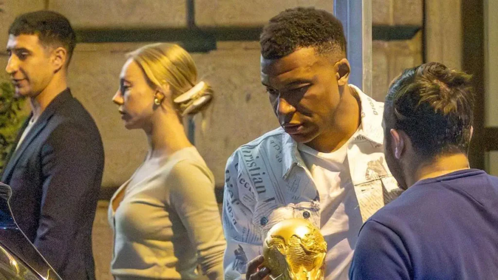 Kylian Mbappé surprises girlfriend Ester Expósito with a €1 million diamond necklace Kylian Mbappé surprises girlfriend Ester Expósito with a €1 million diamond necklace