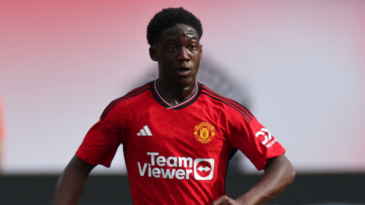 Manchester United Sets Midfield Transfer Budget for Summer 2026
