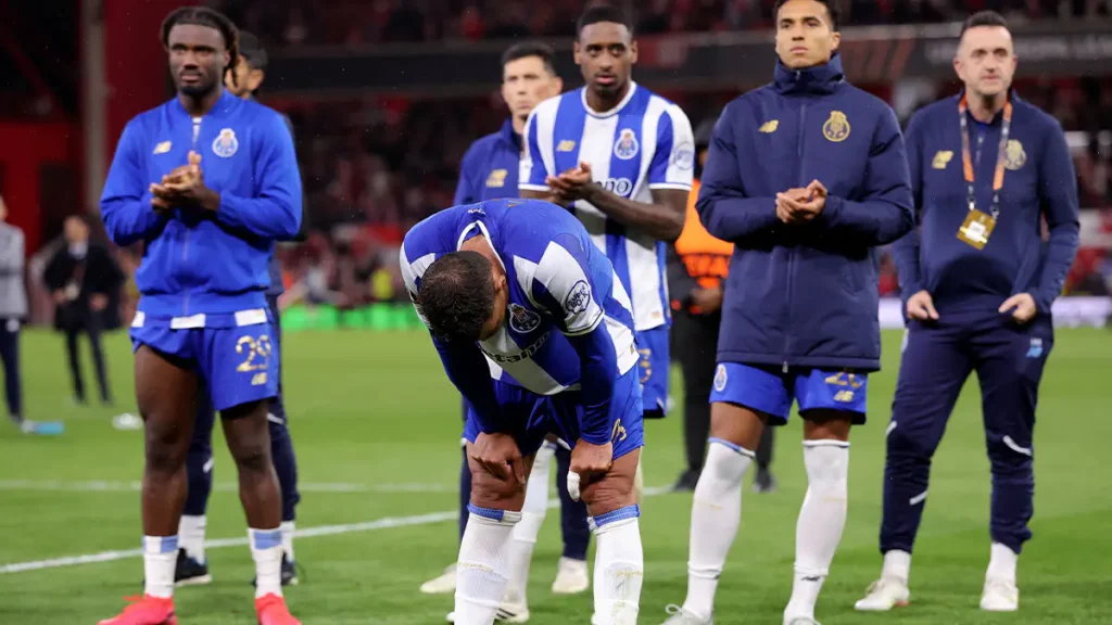 Porto bids farewell to legendary player