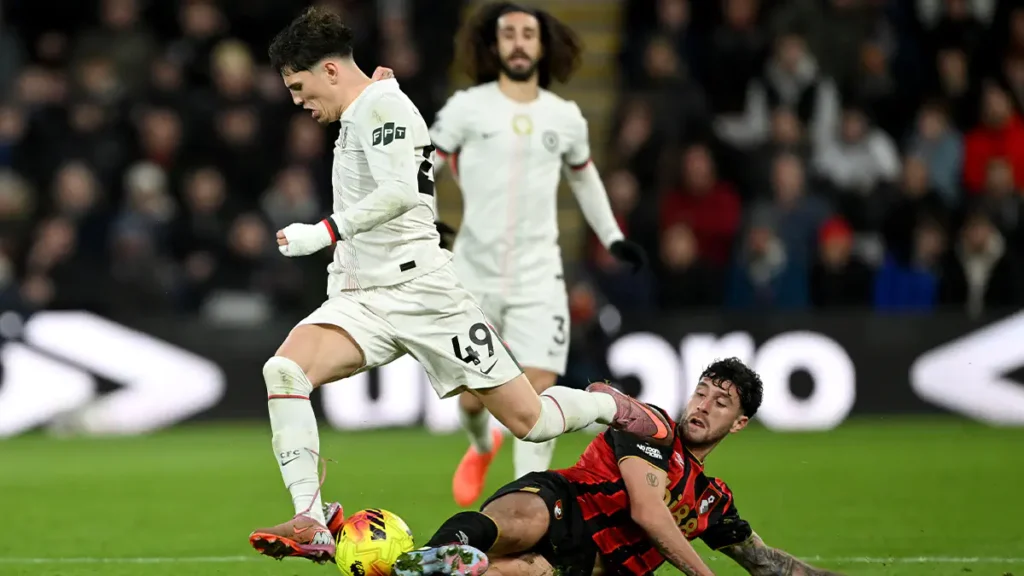 Top Premier League Defender Departs Club