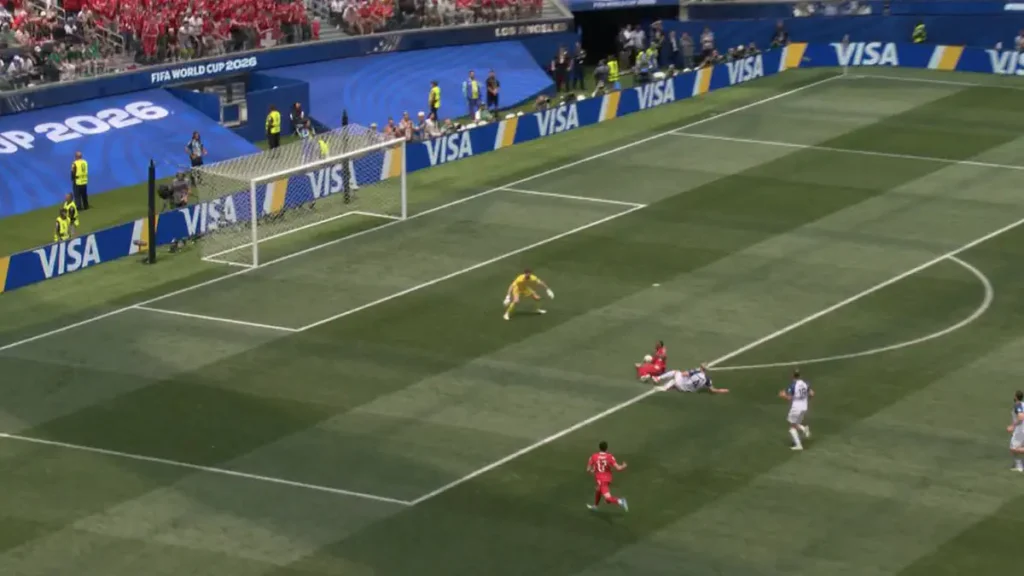 Bosnia and Herzegovina down to ten players after harsh foul by Muhamerovic