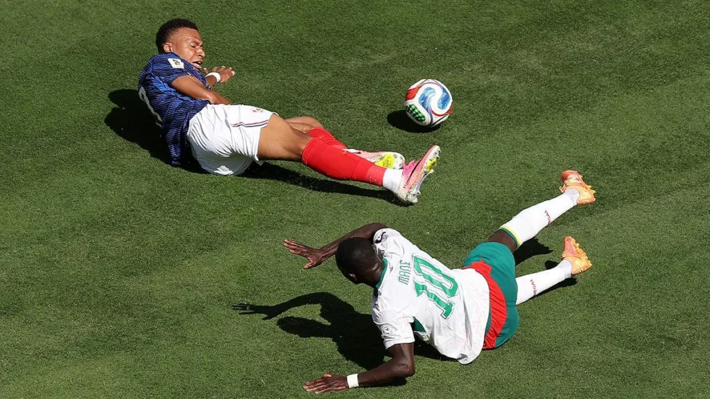 Referee Stuns Fans by Not Awarding Penalty After Mané’s Tackle on Mbappé